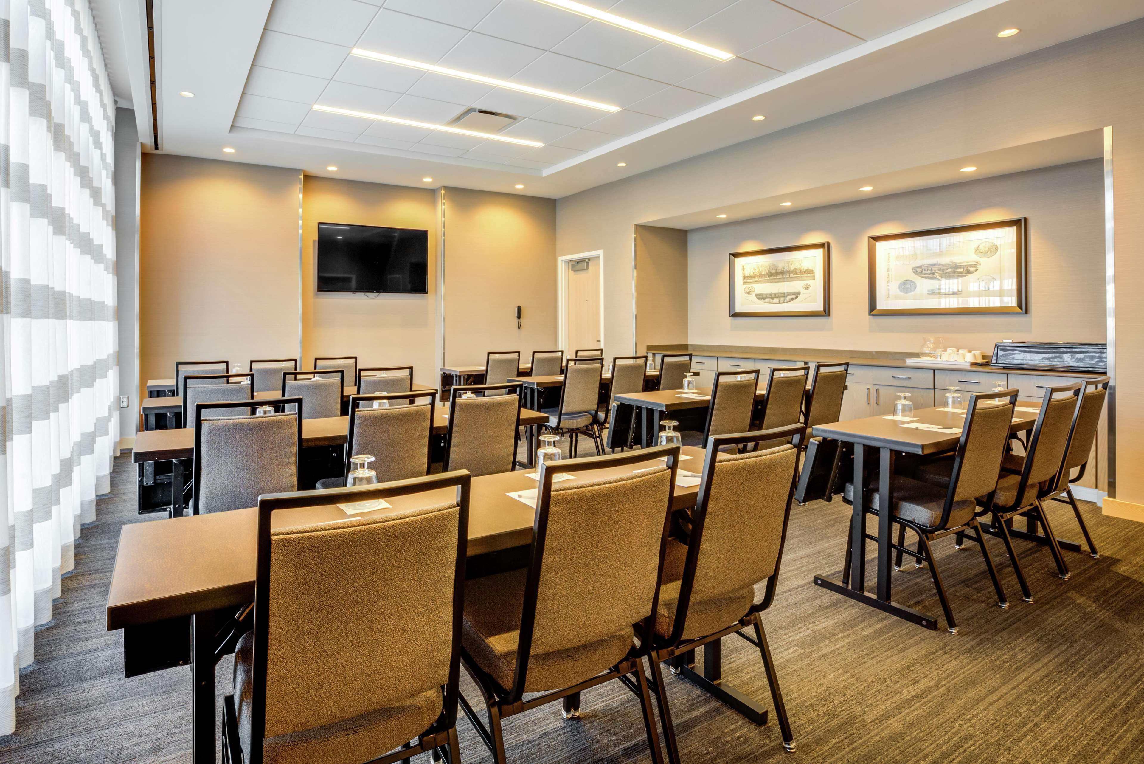 Hampton Inn & Suites Boston/Уолтъм Екстериор снимка