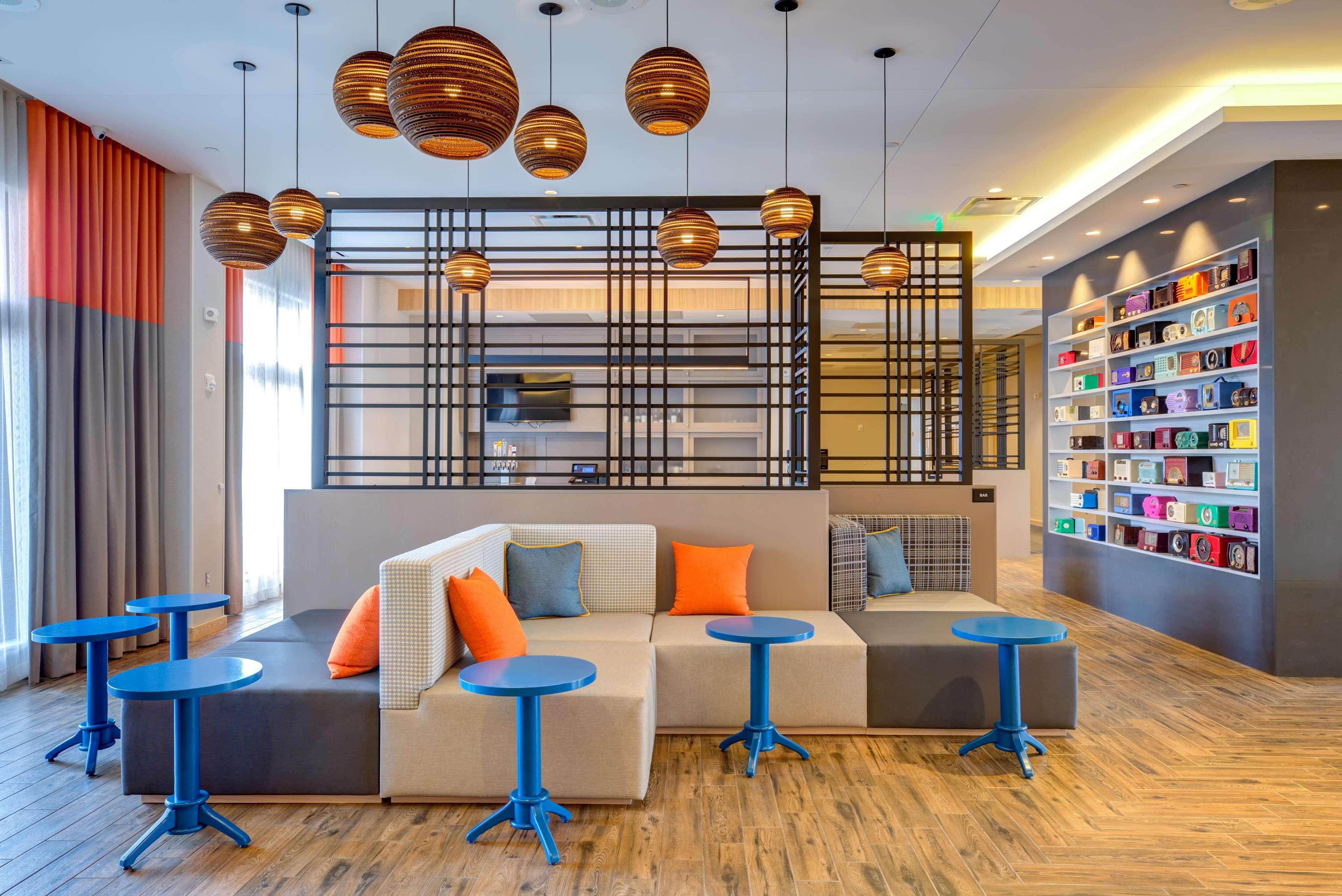 Hampton Inn & Suites Boston/Уолтъм Екстериор снимка
