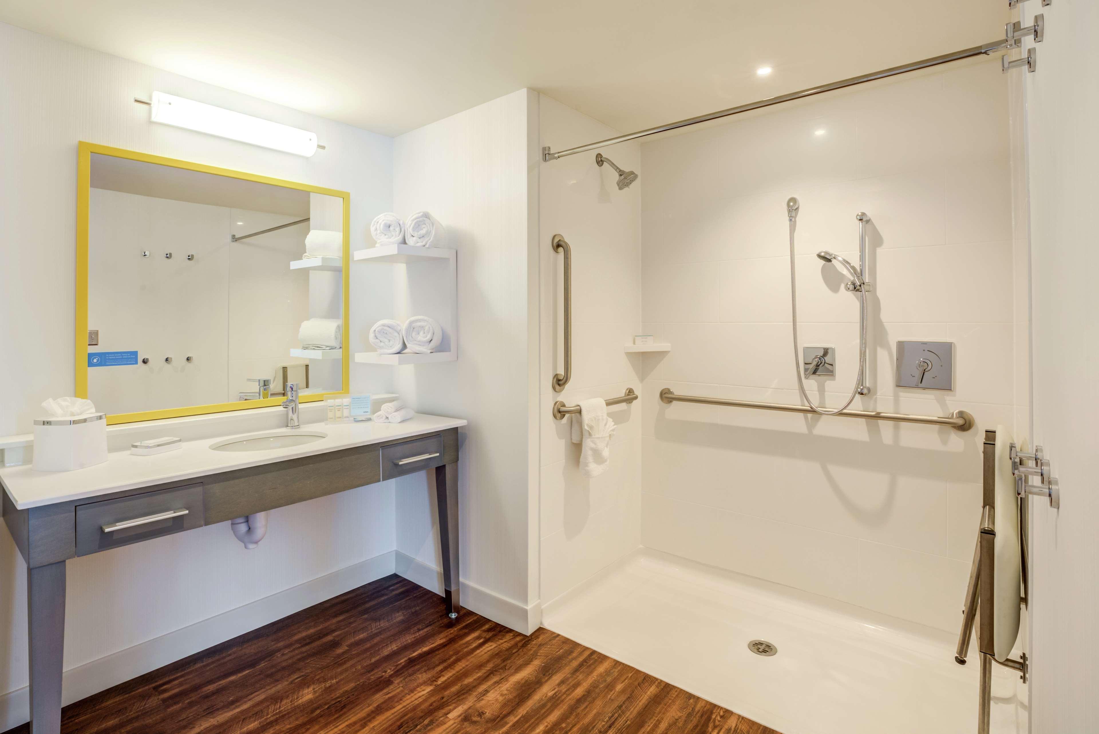 Hampton Inn & Suites Boston/Уолтъм Екстериор снимка
