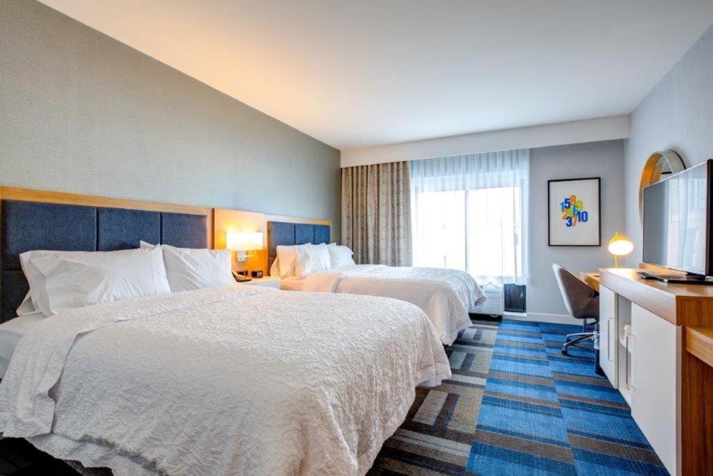Hampton Inn & Suites Boston/Уолтъм Екстериор снимка