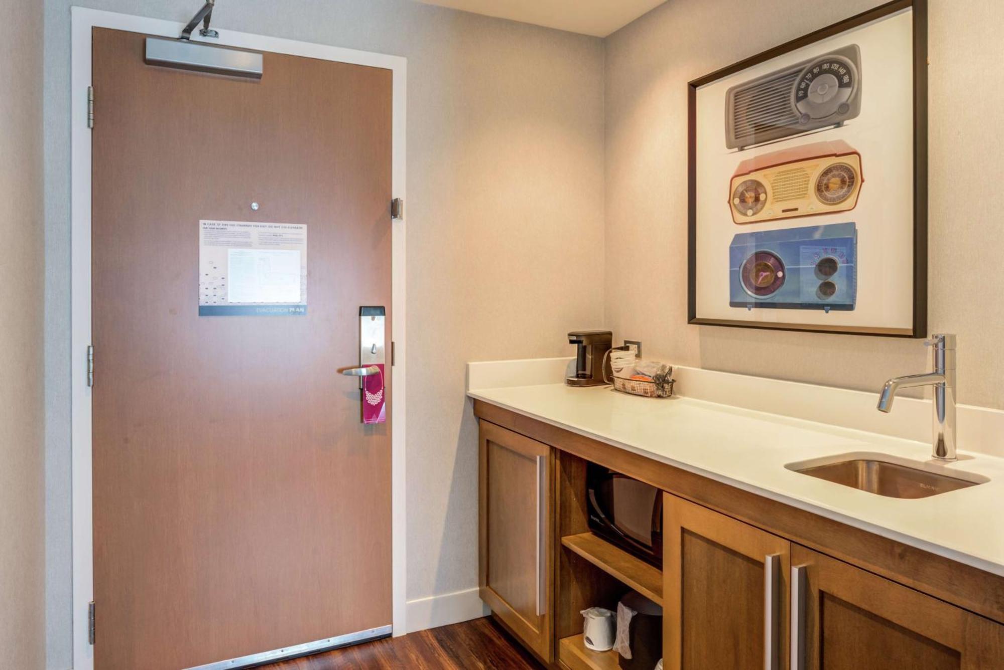 Hampton Inn & Suites Boston/Уолтъм Екстериор снимка