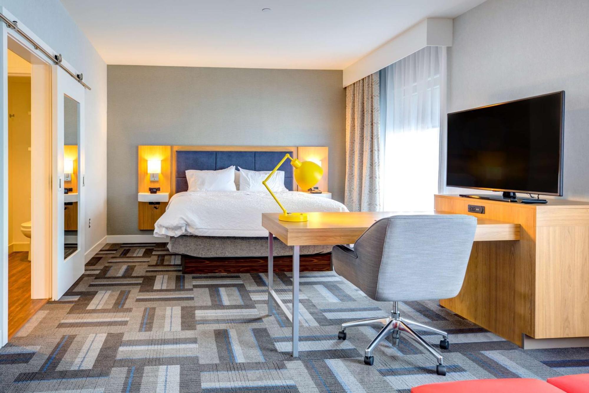 Hampton Inn & Suites Boston/Уолтъм Екстериор снимка