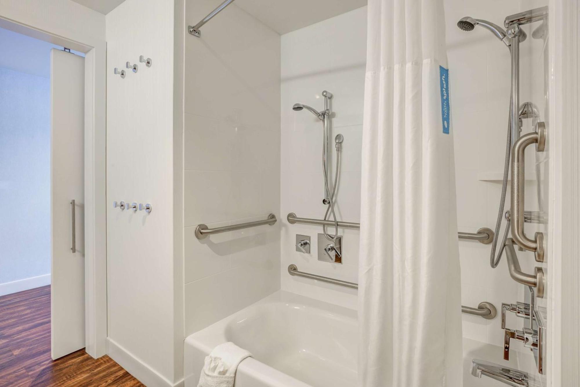 Hampton Inn & Suites Boston/Уолтъм Екстериор снимка