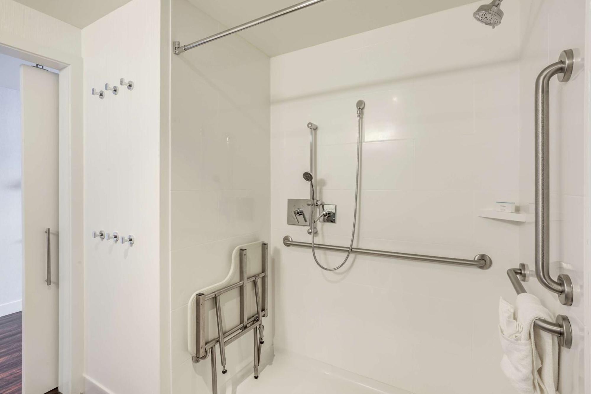 Hampton Inn & Suites Boston/Уолтъм Екстериор снимка