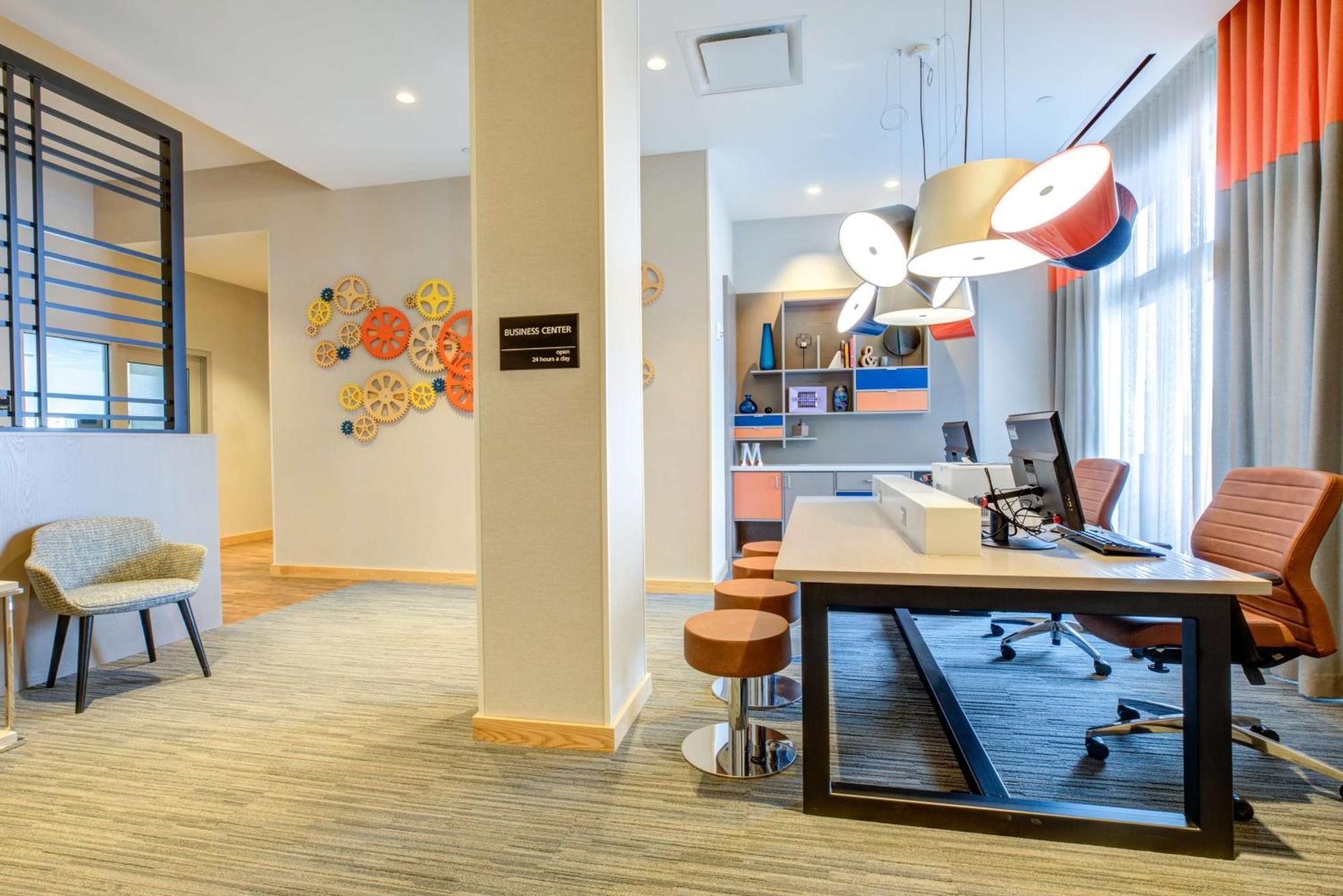 Hampton Inn & Suites Boston/Уолтъм Екстериор снимка