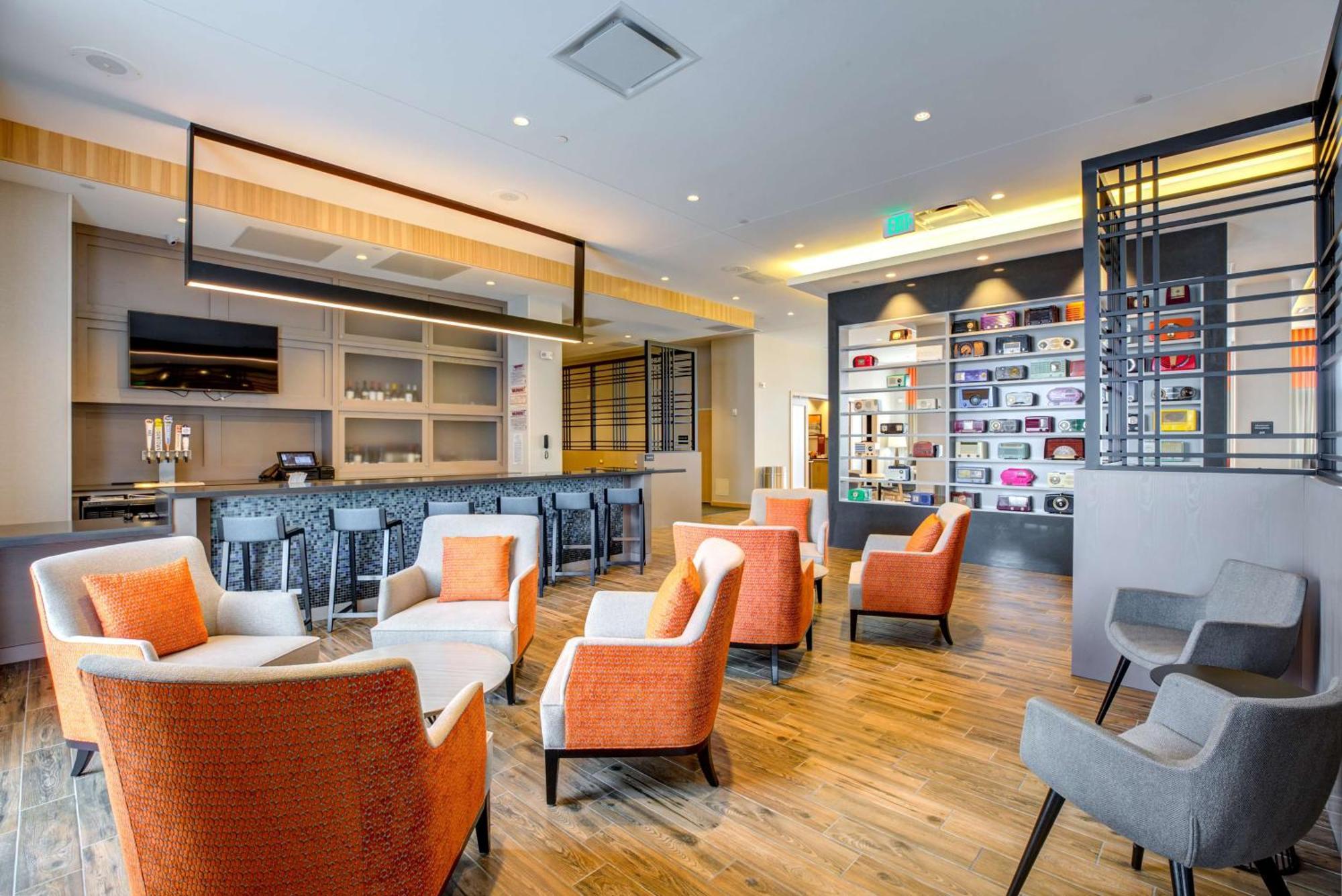 Hampton Inn & Suites Boston/Уолтъм Екстериор снимка