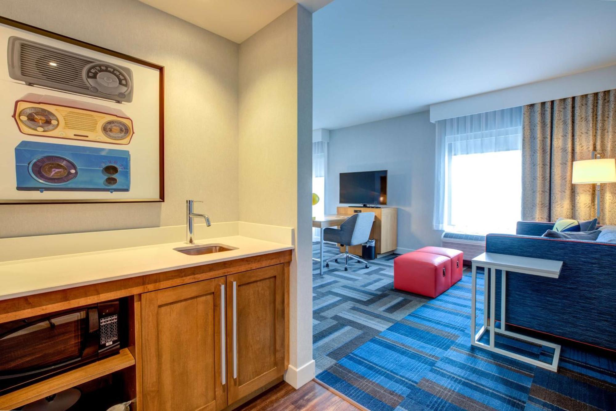 Hampton Inn & Suites Boston/Уолтъм Екстериор снимка