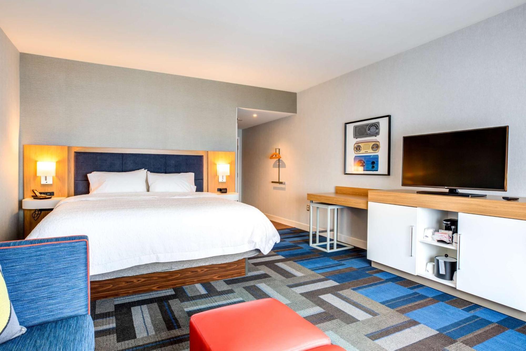 Hampton Inn & Suites Boston/Уолтъм Екстериор снимка
