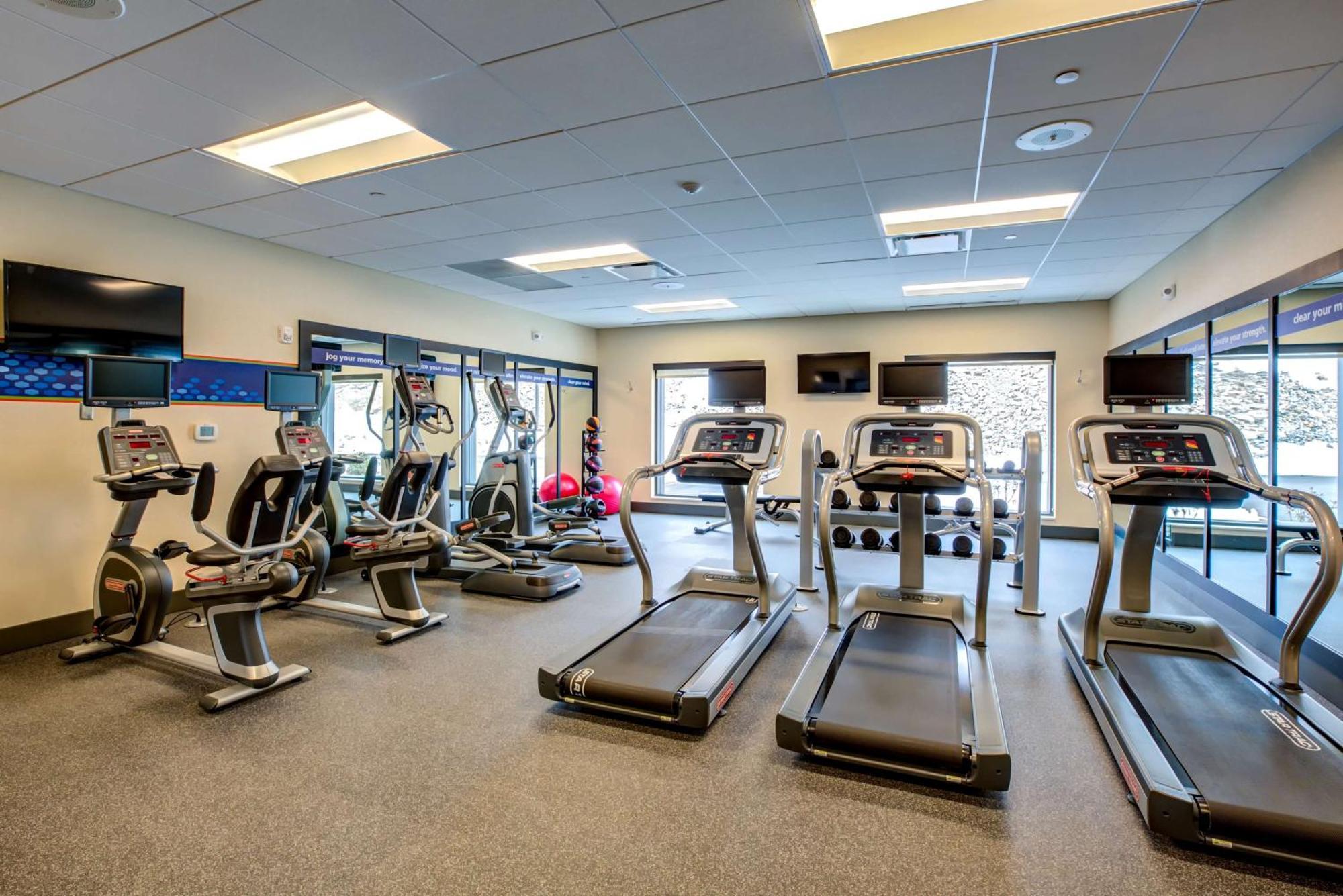 Hampton Inn & Suites Boston/Уолтъм Екстериор снимка