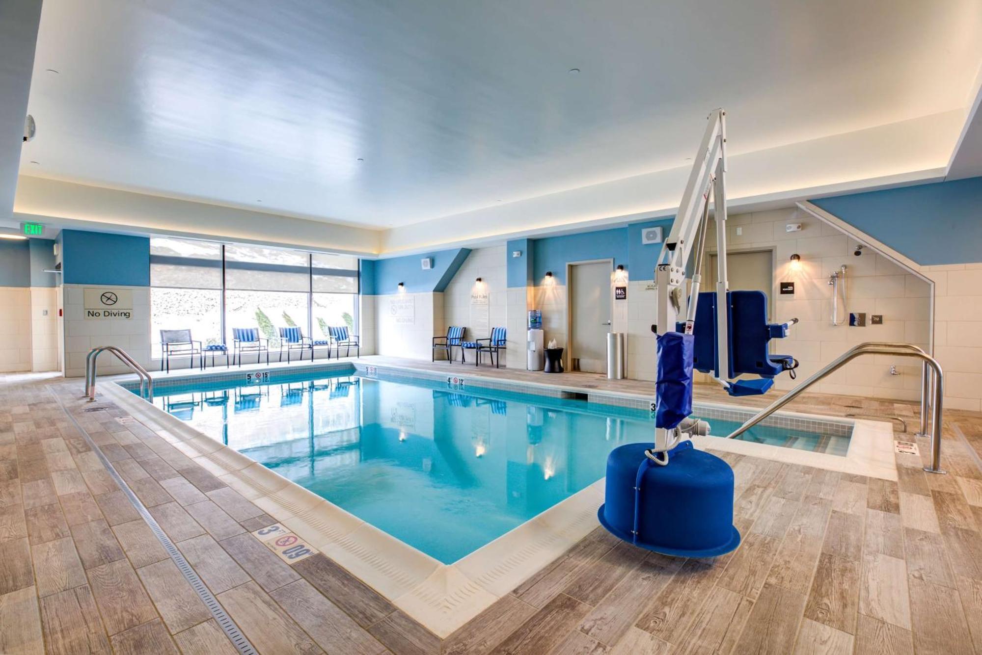 Hampton Inn & Suites Boston/Уолтъм Екстериор снимка